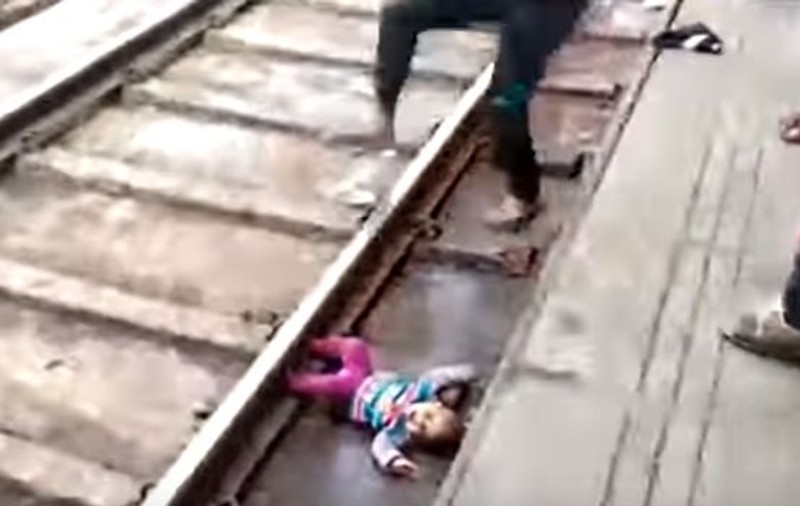 VIDEO | Momentul șocant în care un tren trece peste un bebeluș scăpat pe șine, iar copilul scapă miraculos