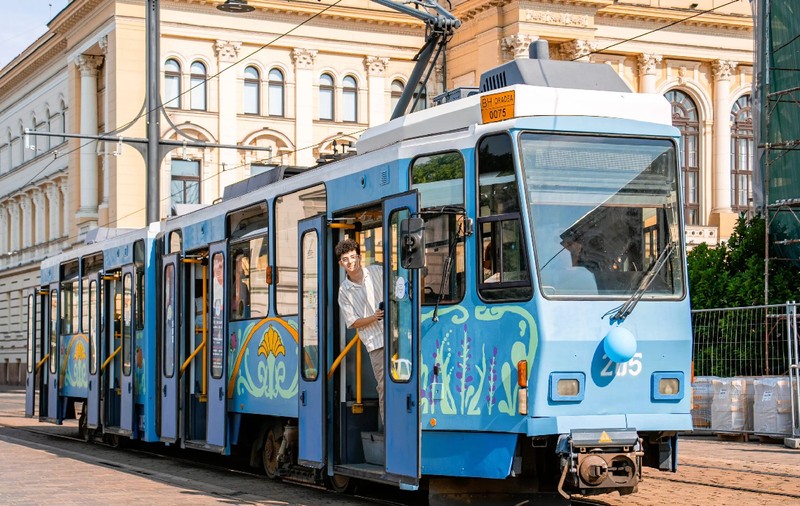 Elevii din Oradea au pictat un tramvai vechi Tatra, în stil Art Nouveau, care va circula pe străzile din oraș