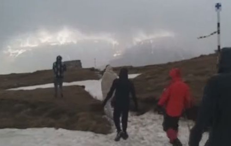 Patru turiști echipați necorespunzător, inclusiv o femeie care născuse de câteva zile, salvați de pe creasta muntelui spre Vârful Omu