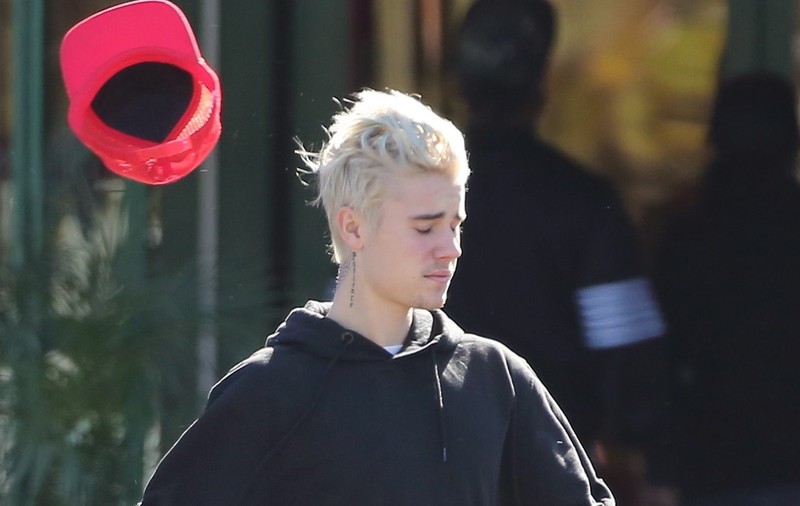 Justin Bieber, atacat de fani pe pagina de Twitter, după ce a "mimat" la un concert