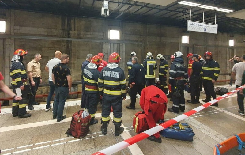 Incident la metrou. Un călător s-a legat cu cătuşe de şine la staţia Piaţa Unirii 2