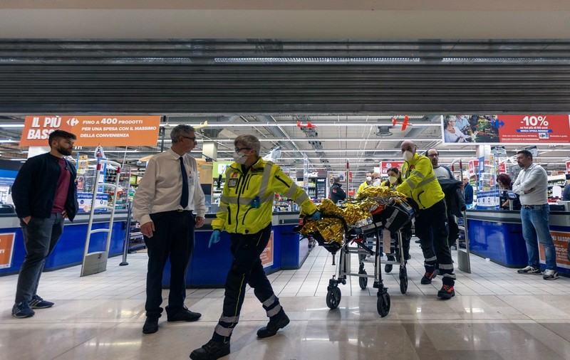 Un fotbalist de la Arsenal, rănit într-un atac cu cuțitul, lângă Milano. Casierul unui supermarket a fost ucis de atacator