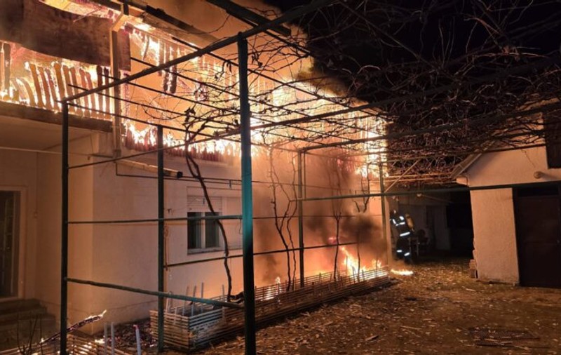 Bătrână salvată din casa cuprinsă de flăcări, la Satu Mare. Alarma a fost dată de câinele vecinului