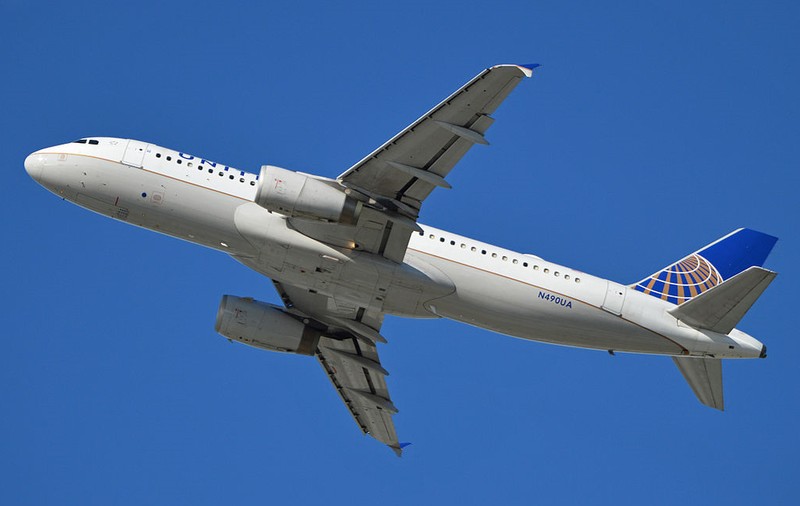 Probleme pentru un Airbus A320 al United Airlines, vechi de 22 de ani: părți ale carcasei unui motor s-au desprins după decolare