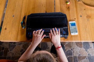 Ali folosește display-ul Braille pentru a trimite emojis pe Messenger | Foto Oana Brîndușe