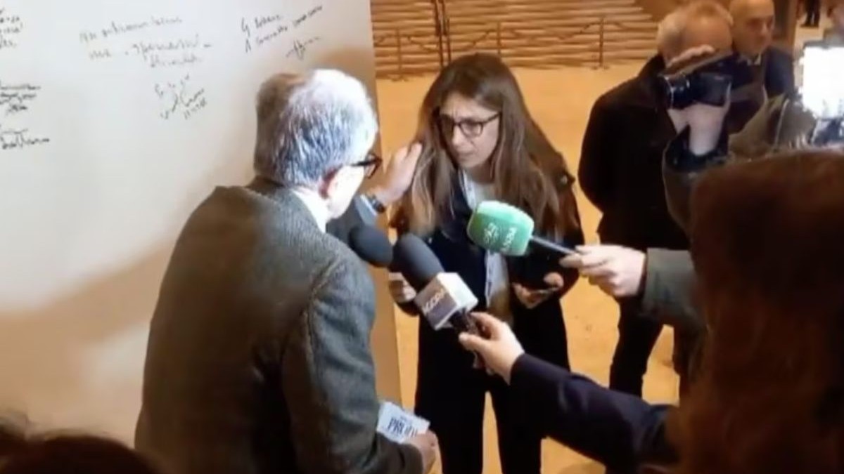 O jurnalistă este trasă de păr de fostul premier italian Romano Prodi în timpul unui interviu,