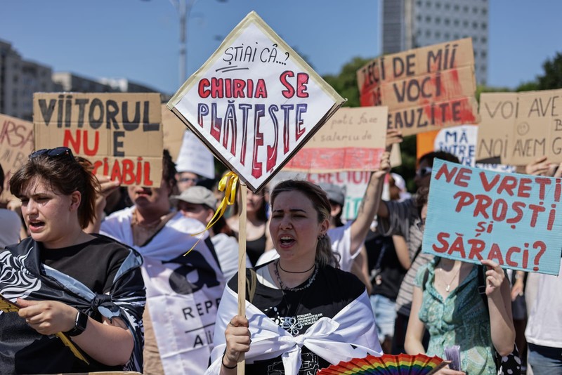 Studenții au anunțat că vor continua protestele duminică seară, în Piața Universității. Foto: Vlad Chirea