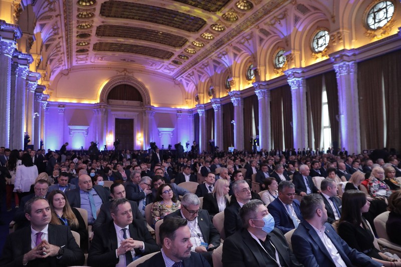 La Congres au participat în jur de 1.300 de membri PNL. Toate scaunele sălii Al. Ioan Cuza din Parlament au fost ocupate. S-a stat și în picioare. Masca de protecție a fost mai degrabă o excepție