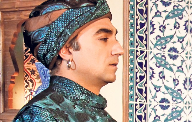 INTERVIU | Selim Bayraktar, interpretul eunucului Sümbül în celebrul serial «Suleyman Magnificul» (Kanal D) : «Ştiu tot ce mişcă la curtea Sultanului!»