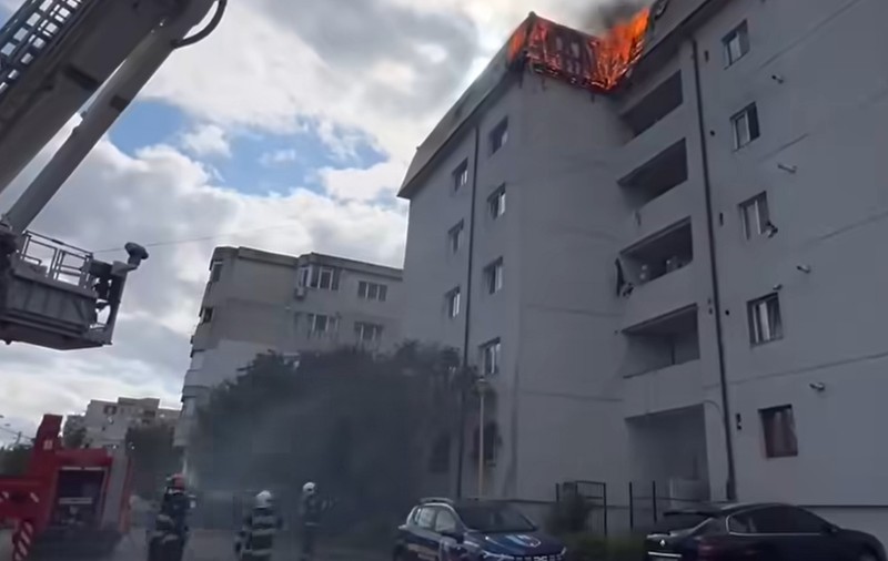 Incendiu puternic în Constanța, la mansarda unui bloc: un bărbat a ajuns la spital