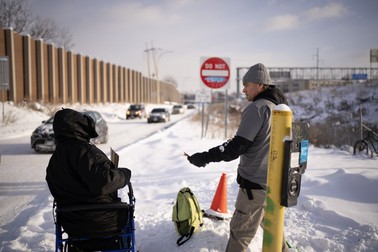 Voluntarii din ONG-uri le oferă încălzitoare de mâini și pături oamenilor fără adăpost din Minneapolis, SUA. | Foto: Jeff Wheeler/Minneapolis Star Tribune via ZUMA Press Wire