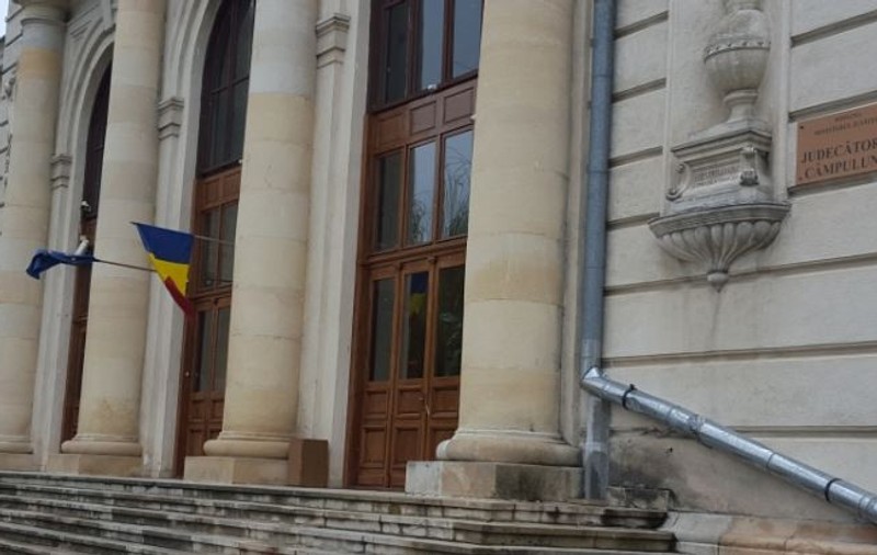 O femeie a murit la Judecătoria Câmpulung. A făcut infarct în timpul unui proces de succesiune