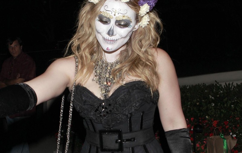 PARADA COSTUMELOR BIZARE! Uite cum s-au DEGHIZAT vedetele de Halloween! FOTO