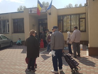 100 de persoane primesc de trei ori pe săptămână hrană de la Cantina "Uverturii"