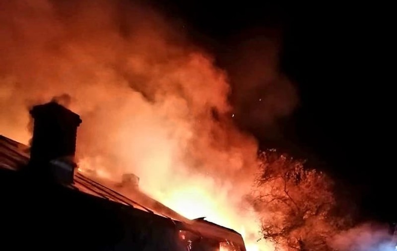 Bătrân de 84 de ani, salvat dintr-un incendiu violent, după apelul unui trecător. Pompierii l-au găsit dormind
