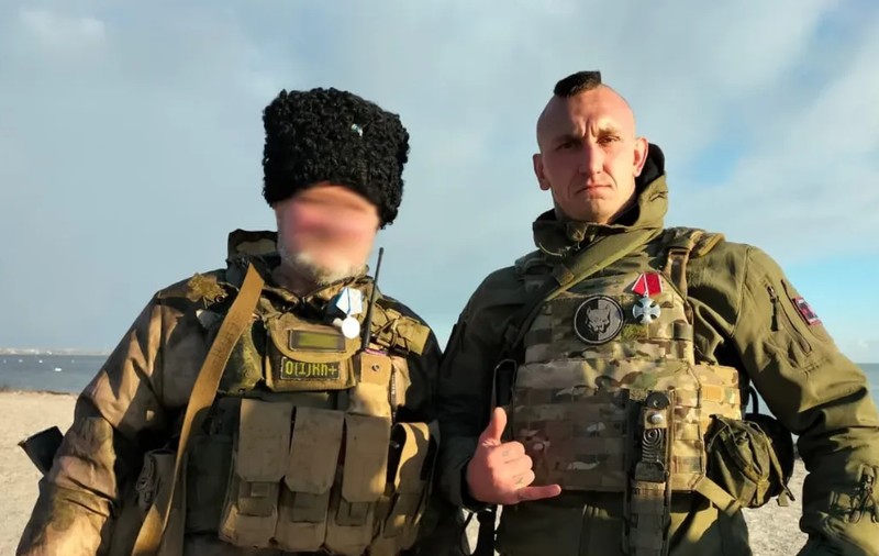 Un fost luptător de MMA plin de tatuaje cu simboluri neonaziste, decorat cu Ordinul Curajului pentru „succesul în denazificarea pe frontul din Ucraina”