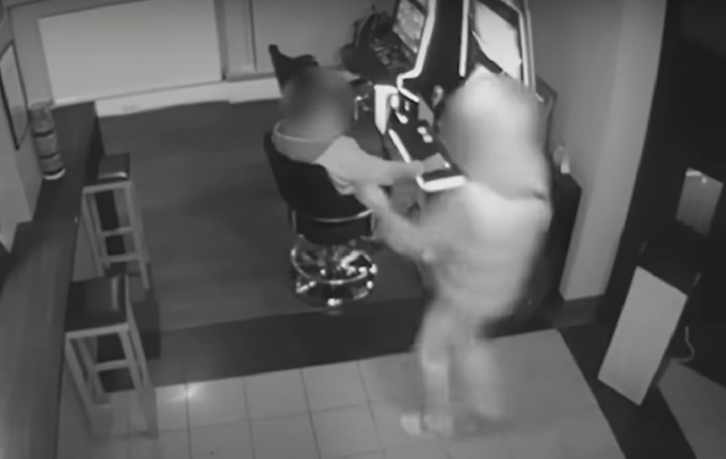 Crimă la păcănele surprinsă de camera de supraveghere. Atacatorul a mai ucis un om după jumătate de oră, în fața unui hotel din Hanovra