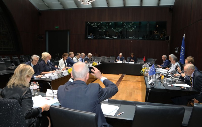 Partidele din România „cumpără tăcerea” unor instituții de presă cu bani de la stat, acuză APCE