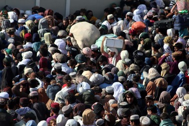 Afgani așteaptă la graniță pentru a reuși să treacă în Pakistan Foto:EPA-EFE/STRINGER