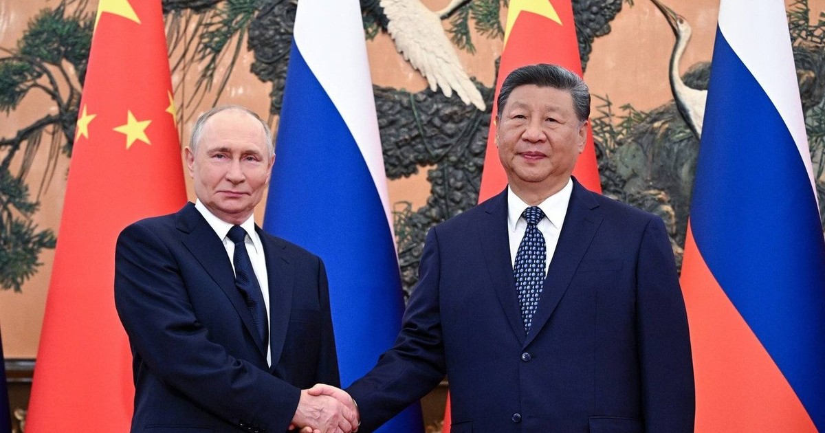 Vladimir Putin (stânga) și Xi Jinping își strâng mâna înainte de o întrevedere bilaterală anterioară Foto: Profimedia