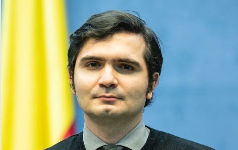 El este cel care interpretează mesajele autorităților pentru persoanele cu dificultăți de auz: „Un om de o modestie remarcabilă”