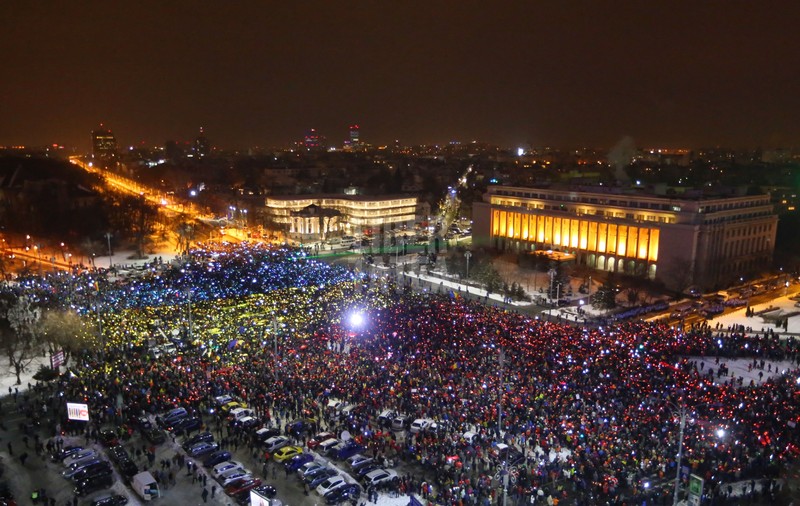 A 13-a zi de proteste în Piaţa Victorie. 30.000 de oameni în Piaţa Victoriei au creat un tricolor uman