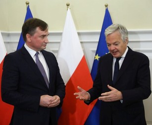 Ministrul polonez al justiției, Zbigniew Ziobro (stânga), alături de comisarul european Didier Reynders, la Varșovia FOTO: EPA