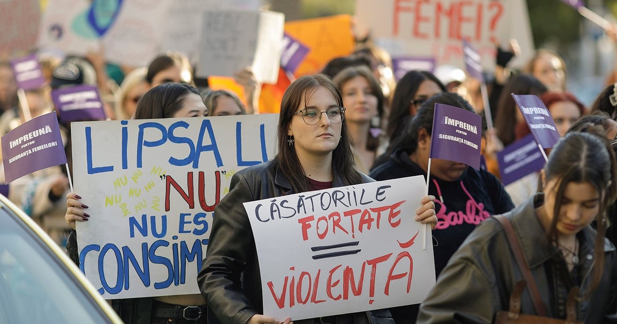 Multe femei participă la un mars pentru siguranta femeilor in Bucuresti