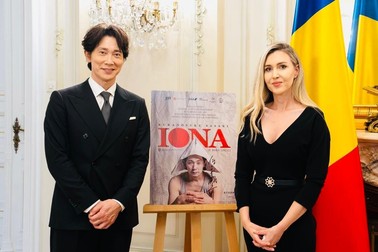 Kuranosuke Sasaki, actorul japonez decorat și Roxana Butnaru. Sursa foto: arhiva personală