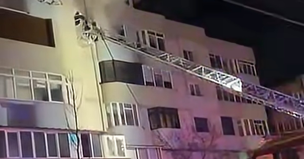 Pompierii intervin cu autospeciale pentru intervenție la înălțime la un bloc din Slatina în care a fost semnalat un incendiu, 3 ianuarie 2026