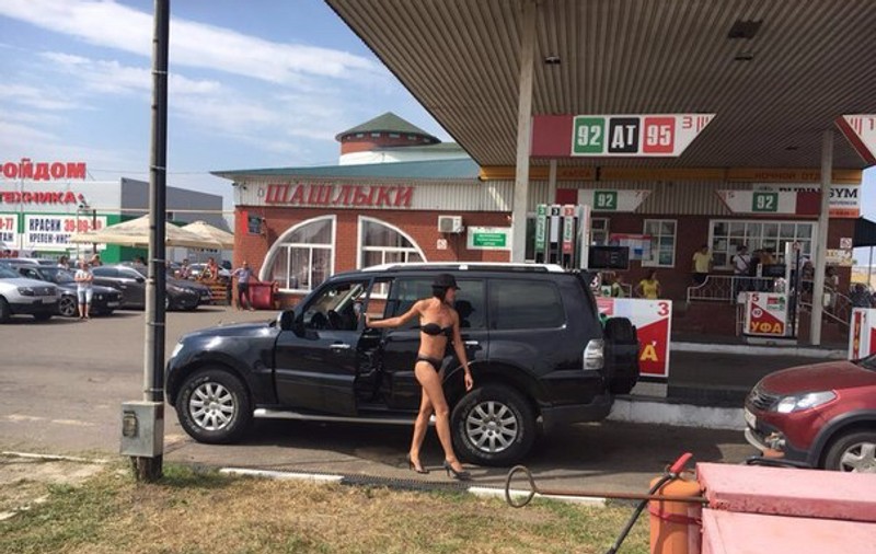 Se întâmplă în Rusia: Sute de oameni au mers în costum de baie la benzinărie. Care este motivul | GALERIE FOTO