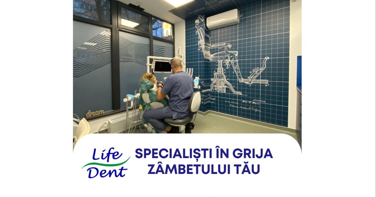 LifeDent - poza cu un medic stomatolog uitandu-se pe un ecran in cabinet, avand in partea de jos un fundal alb cu slogan si locatia clinicii