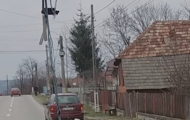 VIDEO | Viceprimarul unei localități din Argeș a fost filmat trăgând un câine legat de mașină! Ce explicație halucinantă le-a dat polițiștilor