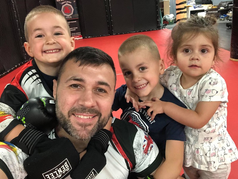 Adrian Preda și cei trei copii ai săi. Foto: arhiva personală