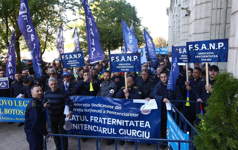 FOTO| Sute de gardieni din penitenciare protestează în fața Ministerului Justiției. Se cere demisia lui Tudorel Toader