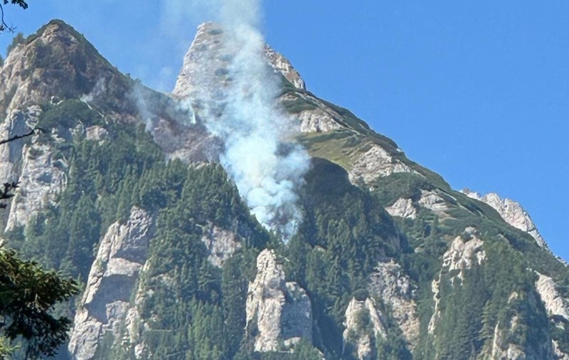 Turiştii, sfătuiţi să evite principalele trasee din Bucegi din cauza reactivării incendiului din Valea Bujorilor