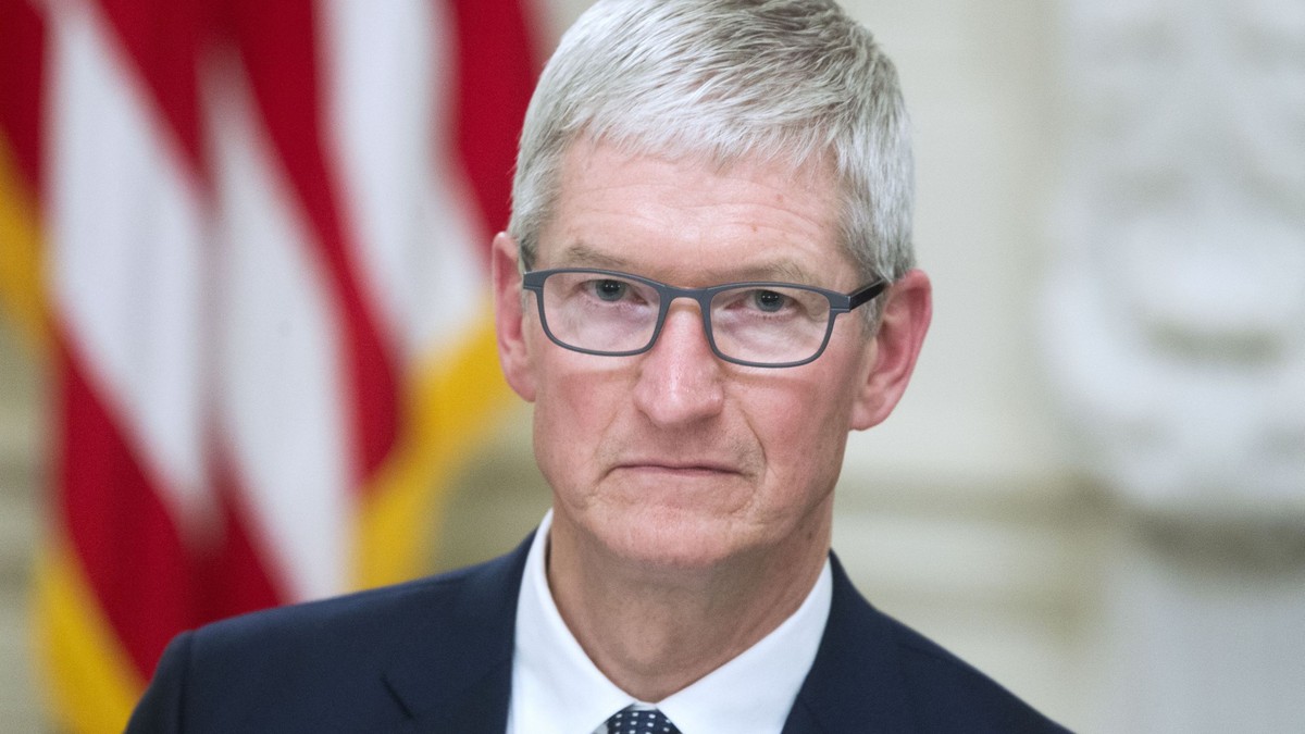 Șeful Apple, plătit cu 750 de milioane de dolari. Tim Cook, în costum