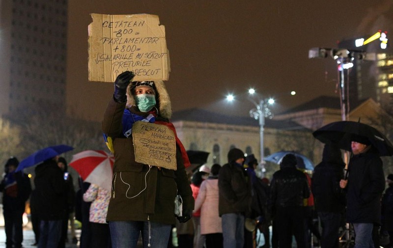FOTO/ Circa 100 de persoane au protestat duminică în faţa Guvernului