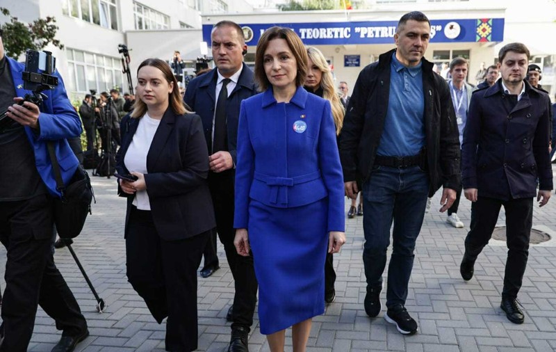 Ținuta purtată de Maia Sandu în ziua alegerilor parlamentare din Republica Moldova. Semnificația culorii alese de președintă