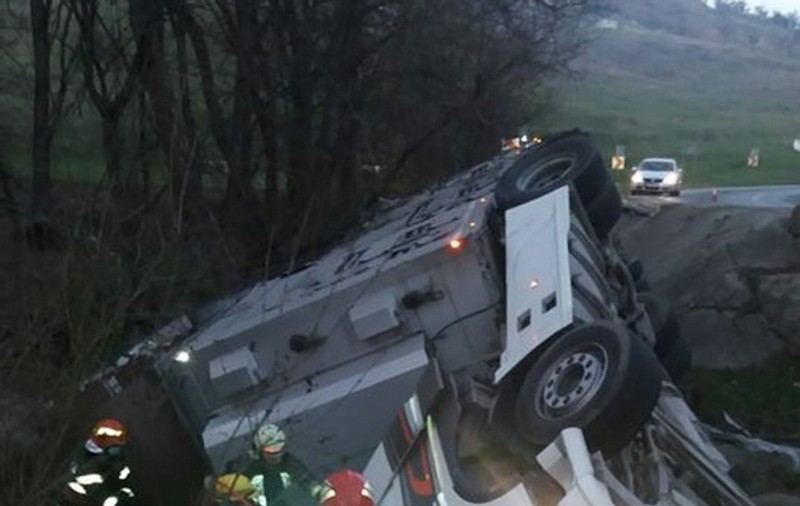 O persoană a murit și alta e grav rănită, după ce un camion plin cu bovine s-a răsturnat în județul Mureș