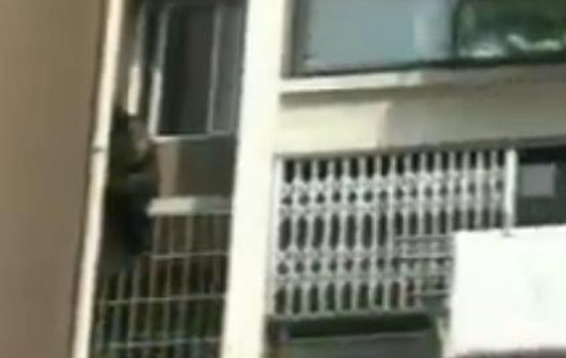 Amantă pe pereţi! Nevasta şi soacra au prins-o în patul conjugal, ce-a urmat e de spital! VIDEO