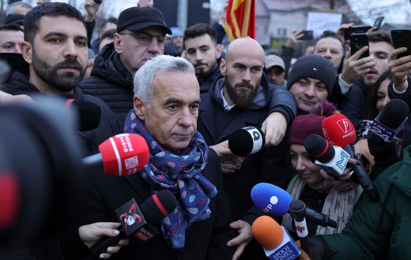 Călin Georgescu a fost la secția de votare ca să voteze și a făcut un apel mascat la proteste: „Unul lângă unul la vot veți putea crea hora democrației”