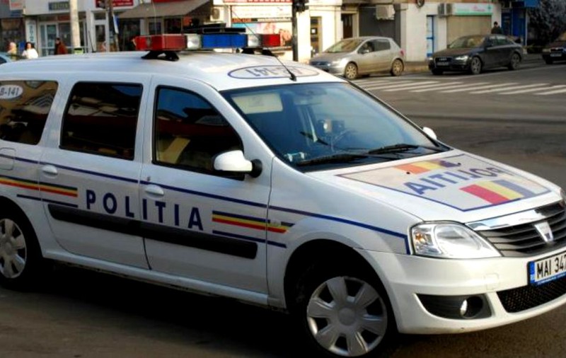 O fetiță de 4 ani, lovită de o mașină a Poliției, în Pașcani