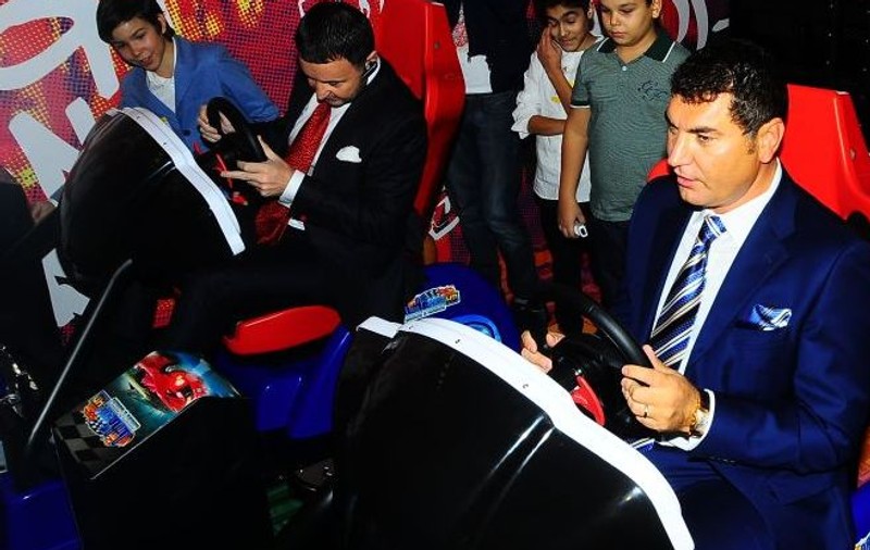 Cristi Borcea A DAT ÎN MINTEA COPIILOR! Vezi cum SE JOACĂ pe simulatoarele auto pentru puşti! FOTO