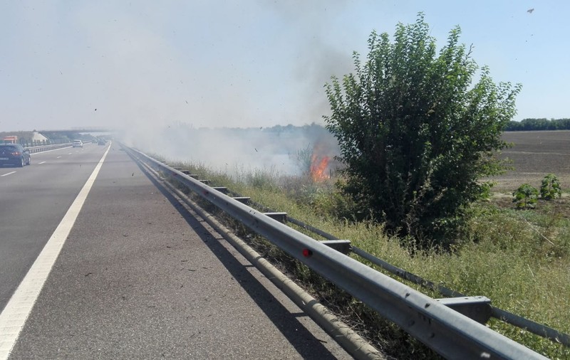 Incendiu de vegetație pe Autostrada Soarelui, pe sensul spre litoral. Zona în care se circulă pe o singură bandă