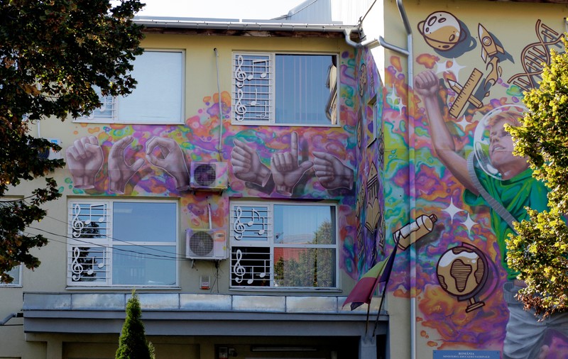 România bună: doi artiști au făcut o pictură murală pentru elevii cu deficiențe de auz