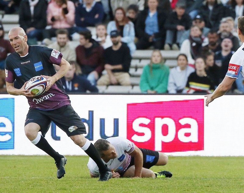 Zinedine Zidane a jucat rugby în cadrul unei acțiuni caritabile la Bordeaux. Arsene Wenger a oferit o imagine antologică | GALERIE FOTO&VIDEO