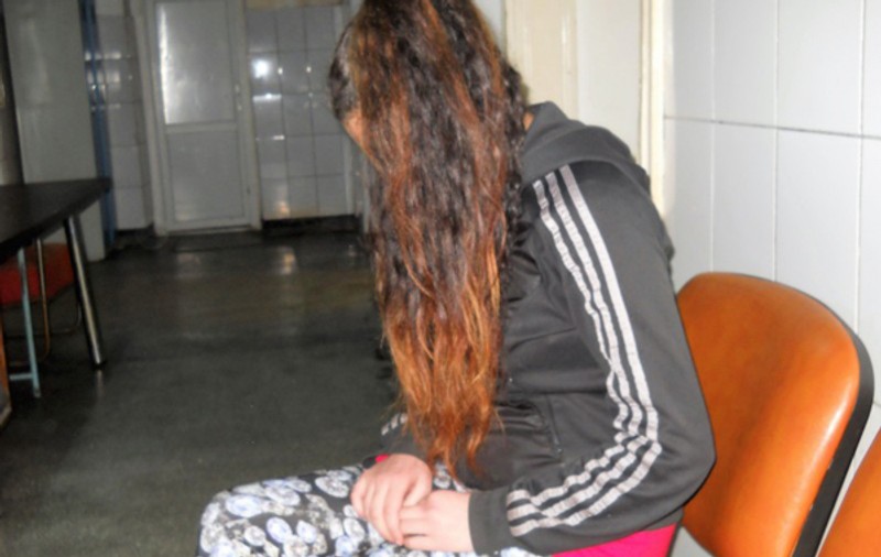 O tânără a fost violată de proprietarul unui magazin sătesc din Vaslui. A fost batjocorită pentru datoria de pe „caiet”