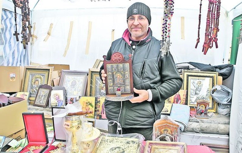 Comercianţii care au venit la Patriarhie cu ocazia sărbătorii de Sf. Dimitrie sunt afectaţi de criză: «Nu vindem nici la juma’ de preţ»