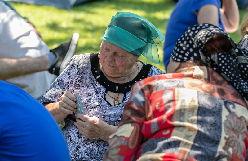 Unii manifestanţi joacă cărți în faţa instituţiilor din Chişinău